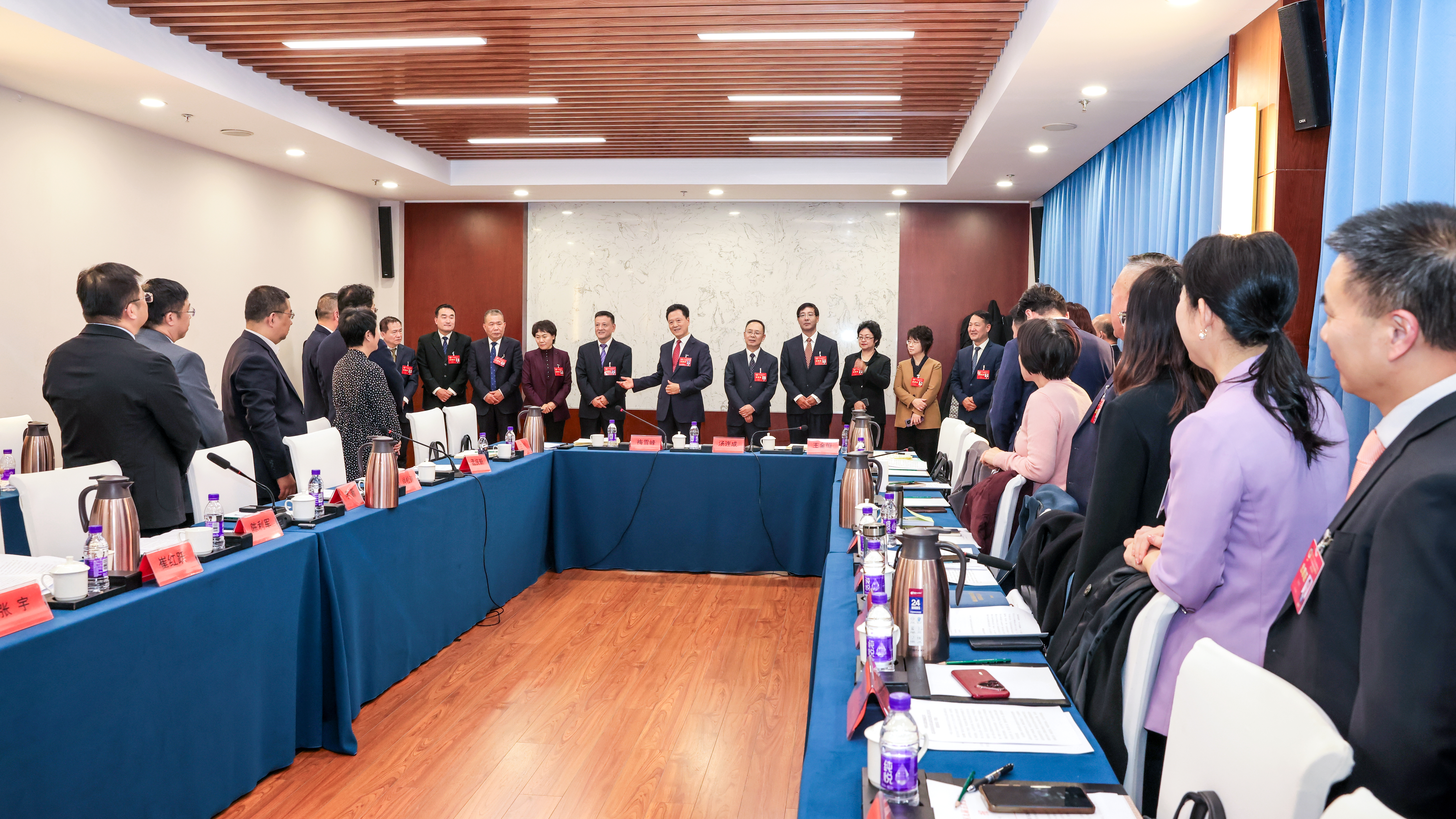 区政协九届五次会议期间，区政协领导到讨论组看望委员.jpg