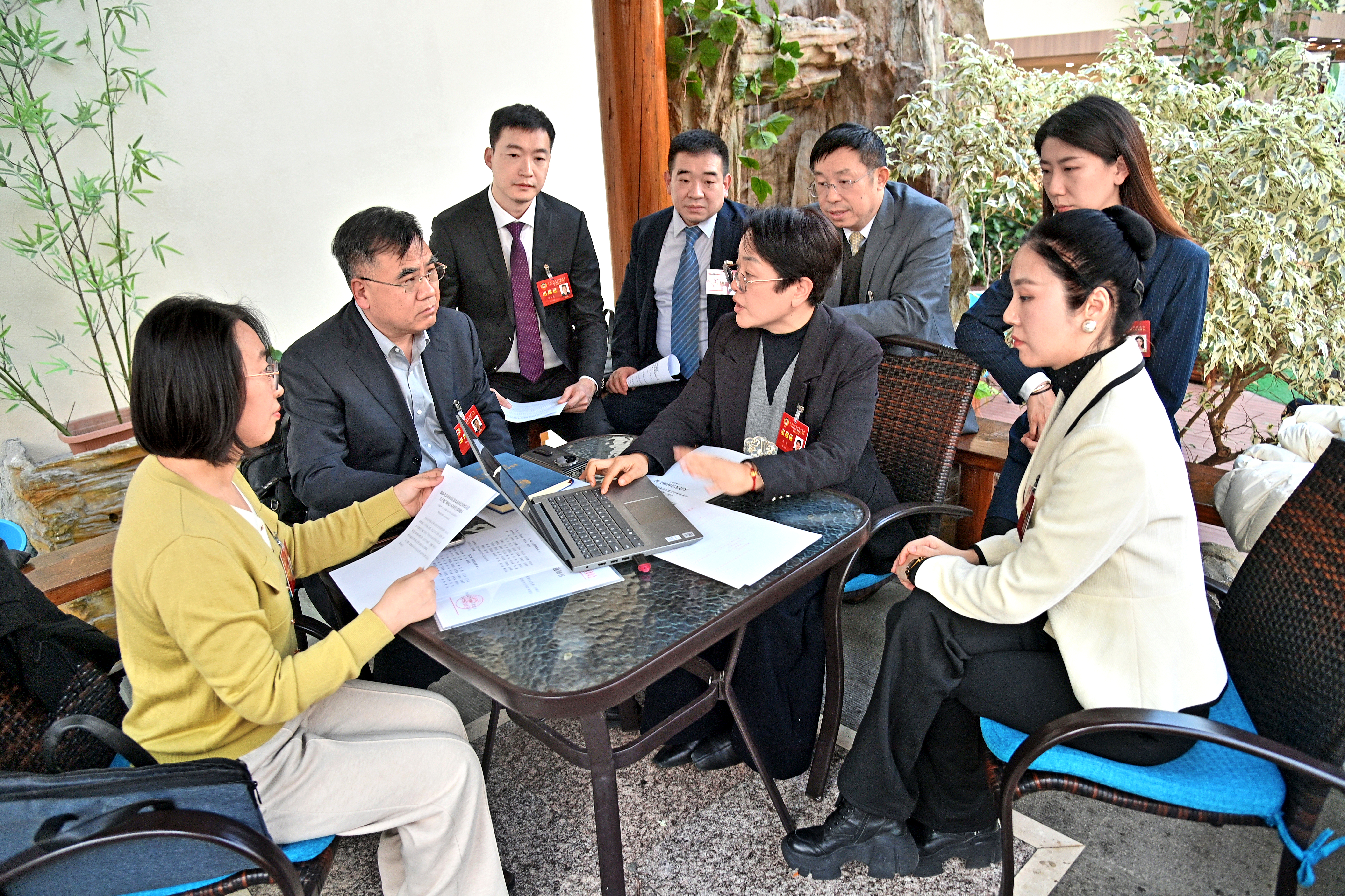 区政协九届五次会议期间，委员讨论并撰写提案.jpg